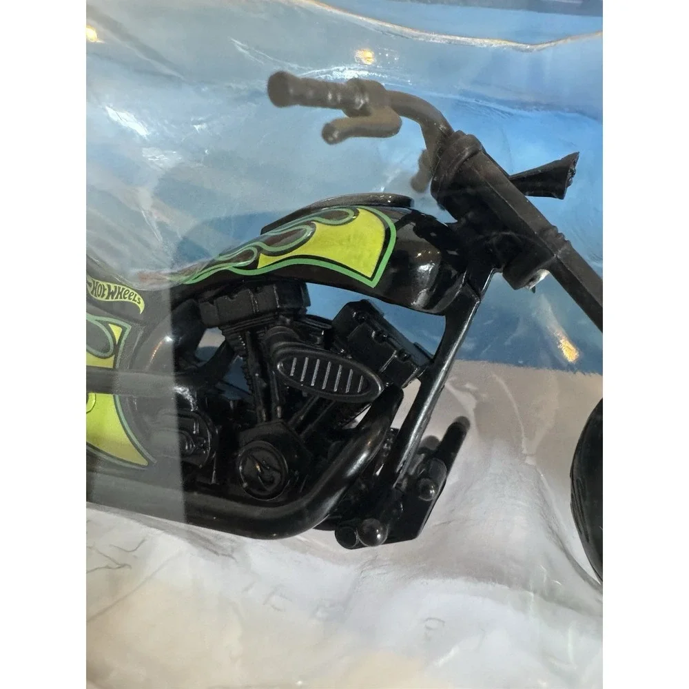 2024 HOT WHEELS MOTO TWIN FLAME MOTORCYCLE GREEN